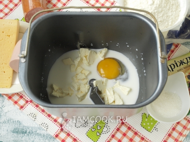 Соединить яйцо, молоко и масло