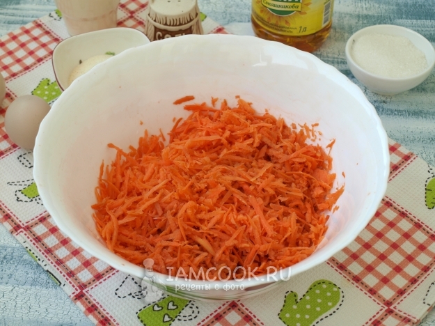 Натереть морковь