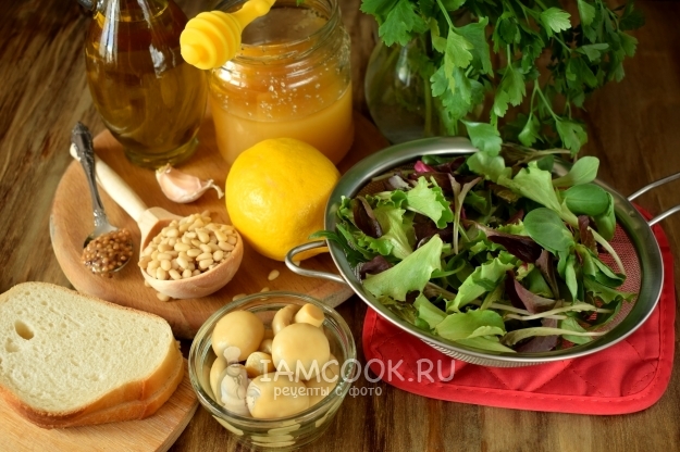 Ингредиенты для салата с кедровыми орешками и шампиньонами