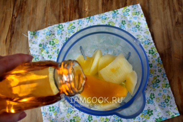 Соединить яблоко, манго и яблочный сок