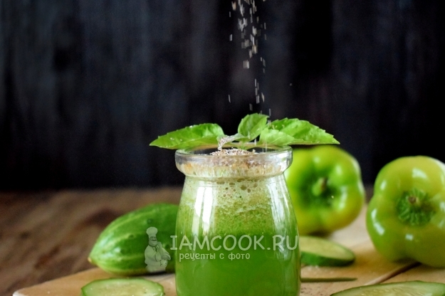 Фото зеленого коктейля с огурцом и перцем