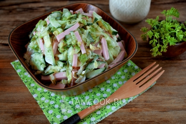 Рецепт капустного салата с колбасой и пикантной заправкой