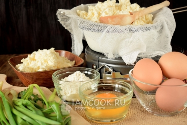Ингредиенты для несладких сырников с начинкой из яйца и зеленого лука
