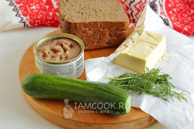 Ингредиенты для бутербродов с икрой сельди и огурцом