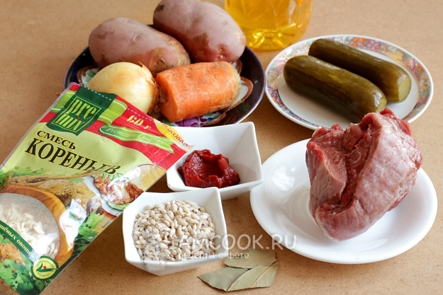 Ингредиенты для рассольника с томатом, перловкой и солеными огурцами