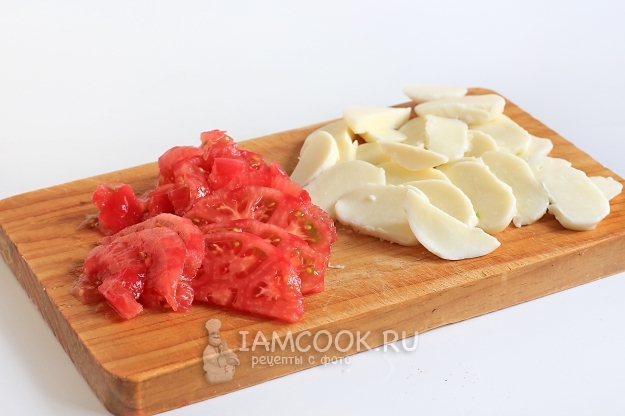 Порезать сыр и помидоры