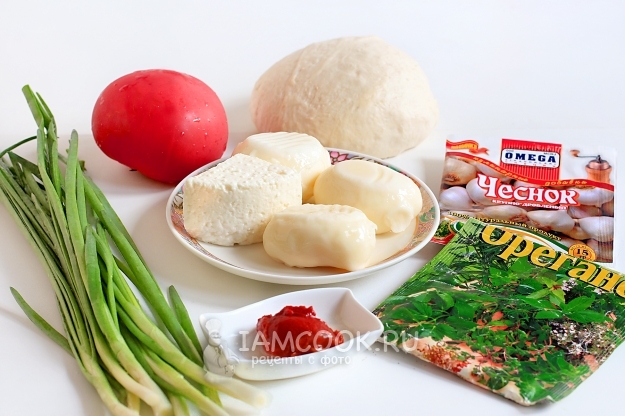 Ингредиенты для кальцоне с помидорами, сыром и зеленым луком