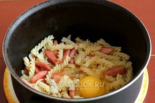 Макароны с колбасой и яйцом