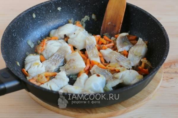 Как приготовить минтай тушёный в сметане с луком и морковью