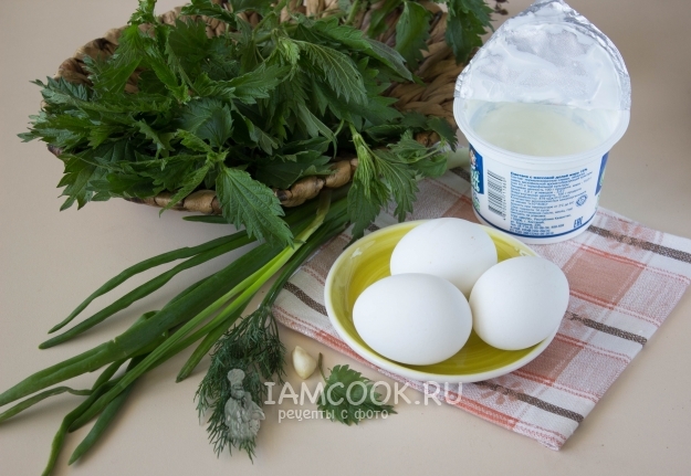 Ингредиенты для салата из крапивы с яйцом