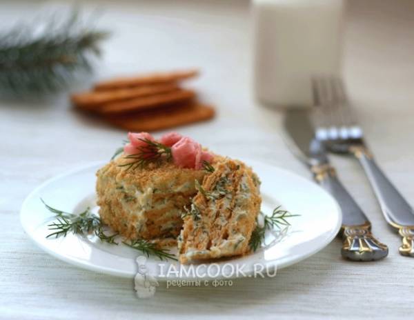 Закусочный торт с консервами, сыром и крекерами