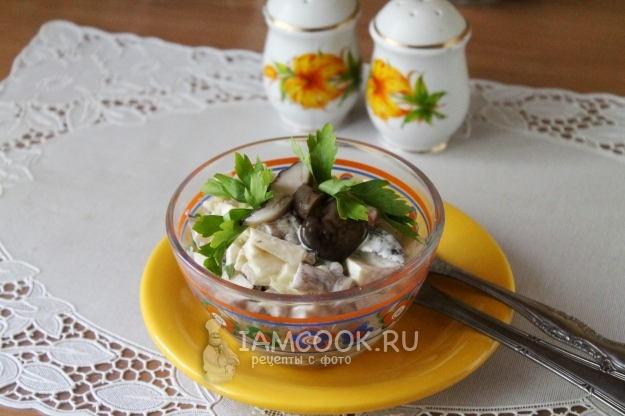 Рецепт салата с маринованными грибами, яблоком и сыром