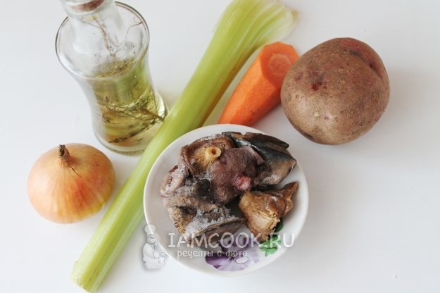 Ингредиенты для супа с замороженными лесными грибами и вермишелью