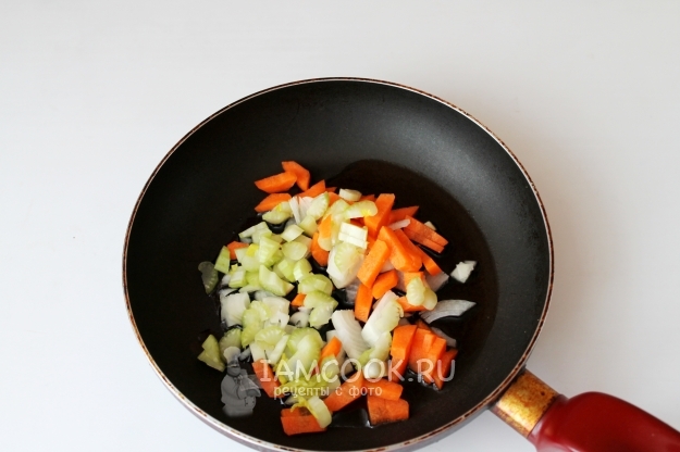 Положить овощи на сковороду