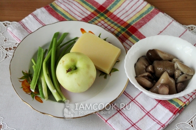 Ингредиенты для салата с маринованными грибами, яблоком и сыром