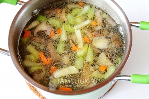 Положить сельдерей и морковь в суп