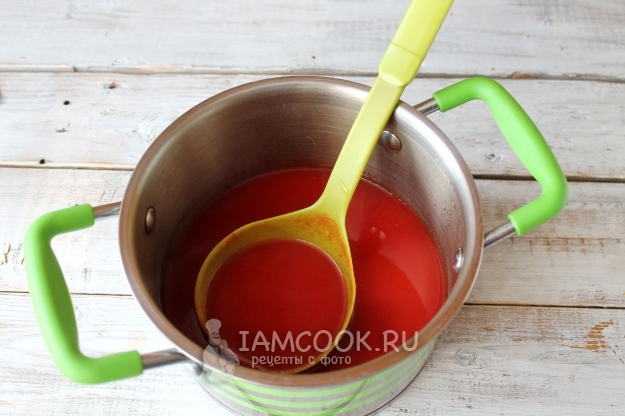 Соединить томатную пасту и воду