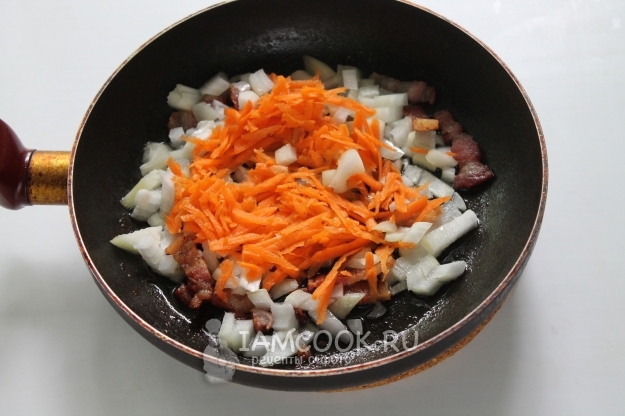 Обжарить лук с морковью и беконом