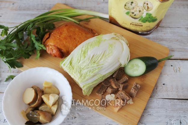 Ингредиенты для салата «Цезарь» с копченой курицей и маринованными грибами