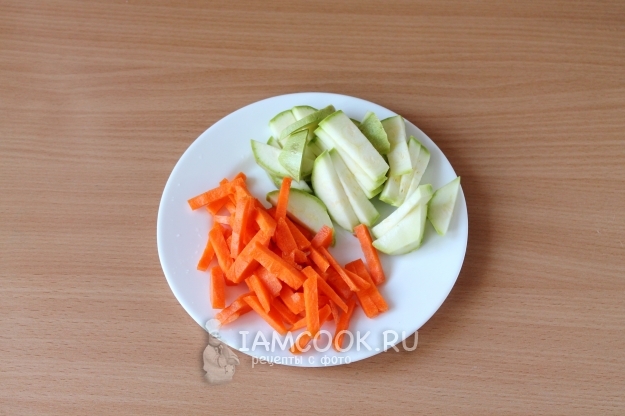 Порезать кабачки и морковь