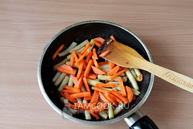 Обжарить фасоль с морковью