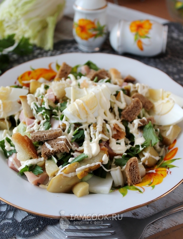 Рецепт салата «Цезарь» с копченой курицей и маринованными грибами