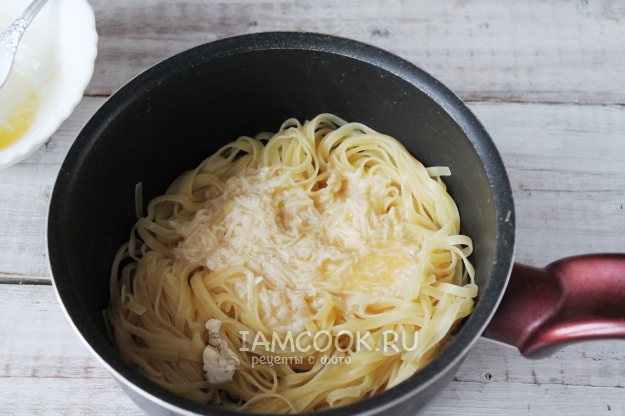 Соединить макароны с яично-сырной смесью