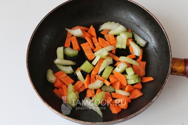 Обжарить сельдерей с морковью