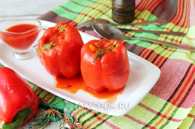 Фото перца, фаршированного овощами, в томатной заливке