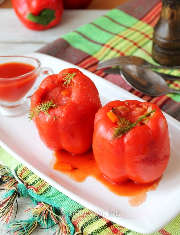 Рецепт перца, фаршированного овощами, в томатной заливке
