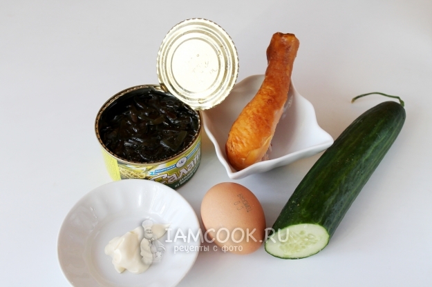 Ингредиенты для салата с копченой курицей и морской капустой