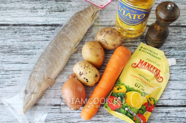 Ингредиенты для щуки с картофелем и майонезом в духовке
