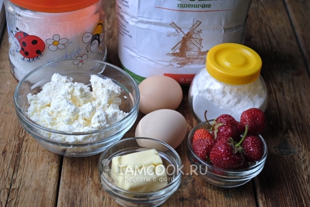 Ингредиенты для творожных кексов с клубникой