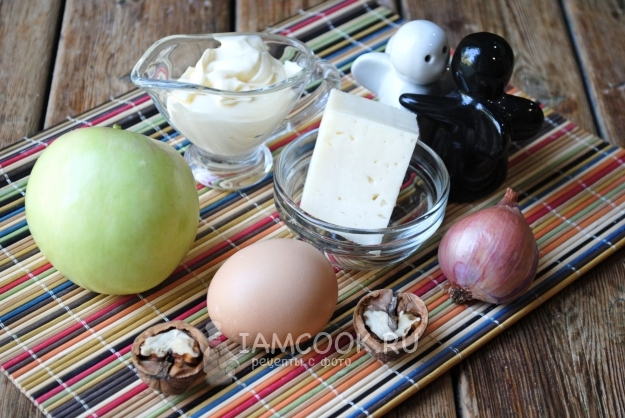 Ингредиенты для салата из яблок, сыра и грецких орехов