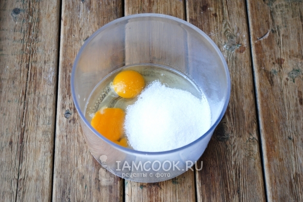 Соединить сахар и яйца