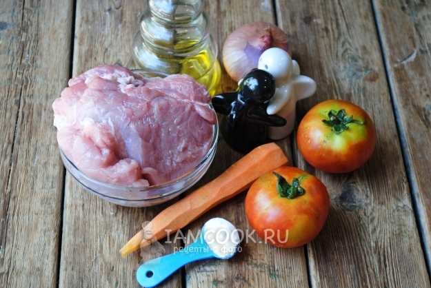 Ингредиенты для тушеной свинины с помидорами