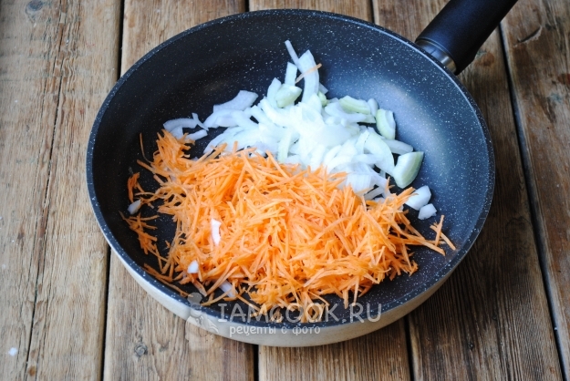 Положить на сковороду лук и морковь