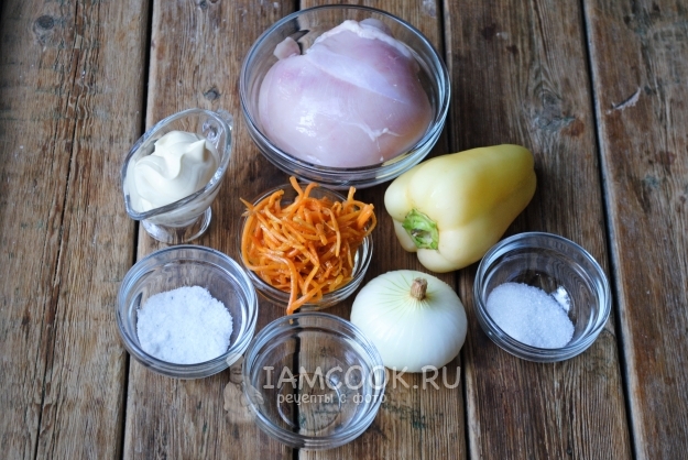 Ингредиенты для салата с корейской морковью, курицей и болгарским перцем