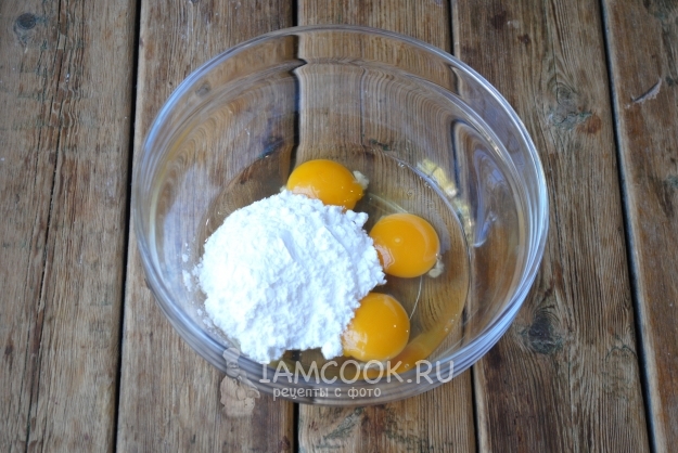 Соединить яйца с сахарной пудрой
