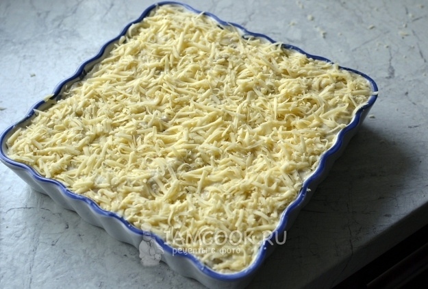 Положить слой тертого сыра