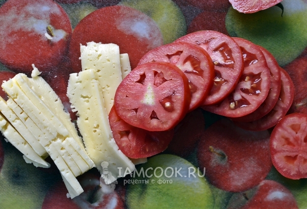 Порезать помидоры и сыр