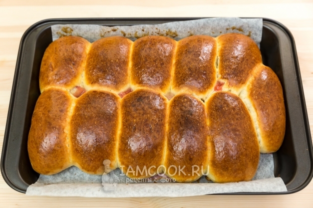 Фото пирожков с клубникой в духовке (из дрожжевого теста)