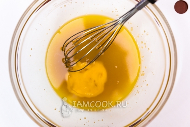 Соединить масло с желтком