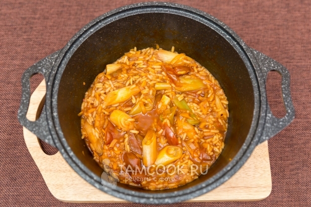 Фото тушеного лука-порея с рисом и овощами