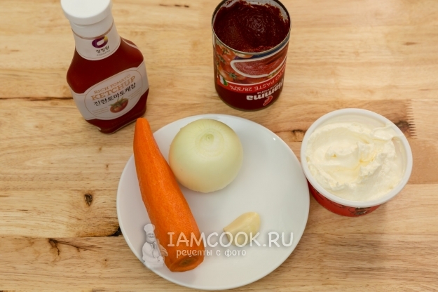 Ингредиенты для томатно-сметанной подливы для тефтелей с овощами