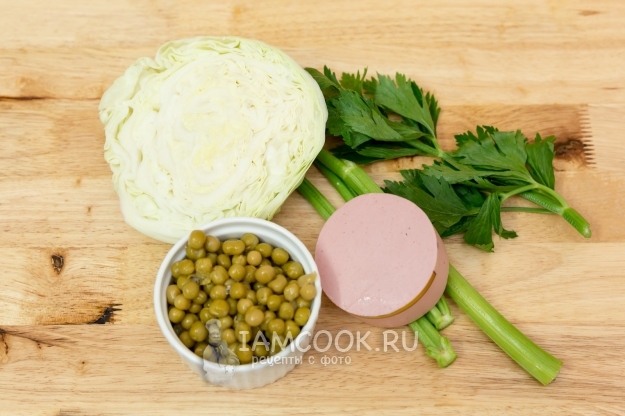 Ингредиенты для салата из капусты с колбасой, горошком и сельдереем