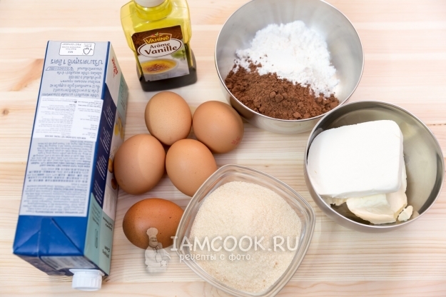 Ингредиенты для шоколадного бисквитного рулета со сливочным кремом