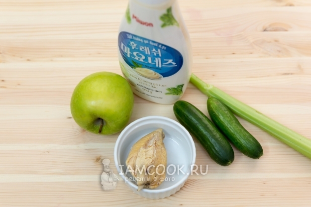 Ингредиенты для салата с сельдереем, яблоком и курицей