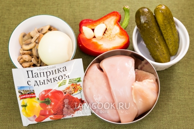 Ингредиенты для жареных соленых огурцов с курицей