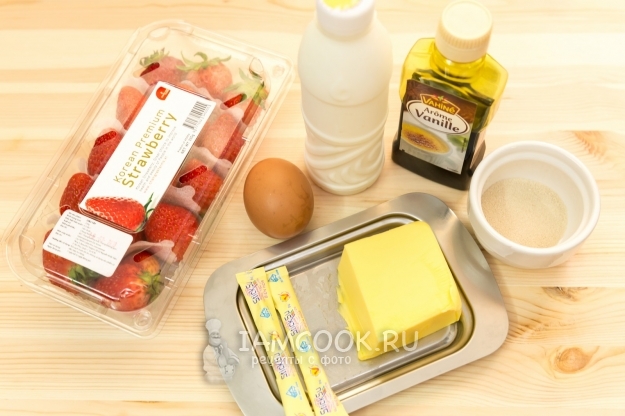 Ингредиенты для пирожков с клубникой в духовке (из дрожжевого теста)